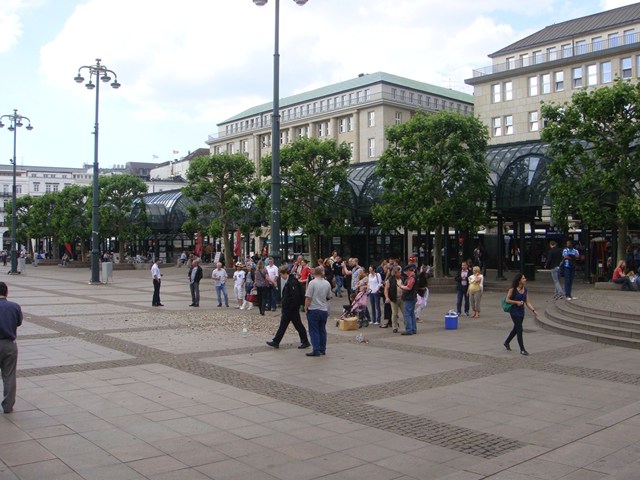 二番目に大きな都市で、人口177万人。ちなみにベルリン･343万､ミュンヘン･133万、ケルン･100万、フランクフルト･66万、シュトゥトガルト･60万以上2008年）と続き、総人口8206万人。（2010年）